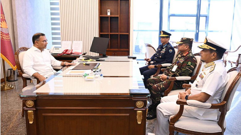 সচিবালয়ে প্রধানমন্ত্রী তারেক রহমানের সাথে সেনা, নৌ ও বিমান বাহিনী প্রধানদের সাক্ষাৎ