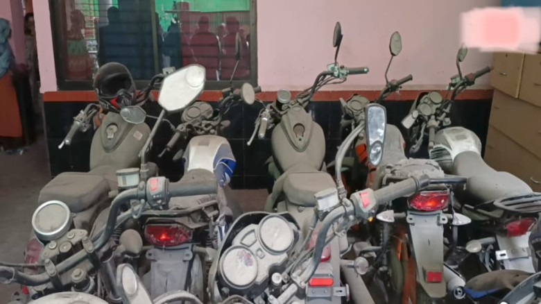 যশোর ঘোপে গোডাউনে লুকানো ছিল ৭৭টি আমেরিকান মোটরসাইকেল, গোডাউন সিলগালা।