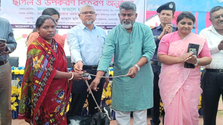 বদলগাছীতে অনগ্রসর ১০০ ক্ষুদ্র নৃ–গোষ্ঠী পরিবার পেল ছাগল ও ফ্লোরম্যাট