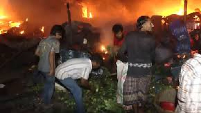 মধ্যরাতে রায়েরবাজার কৃষিমার্কেটে আগুন