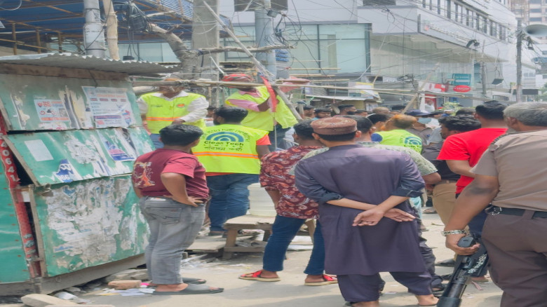 উত্তরার সেক্টর ৩-এ ফুটপাত দখলমুক্তে জোরালো উচ্ছেদ অভিযান, স্