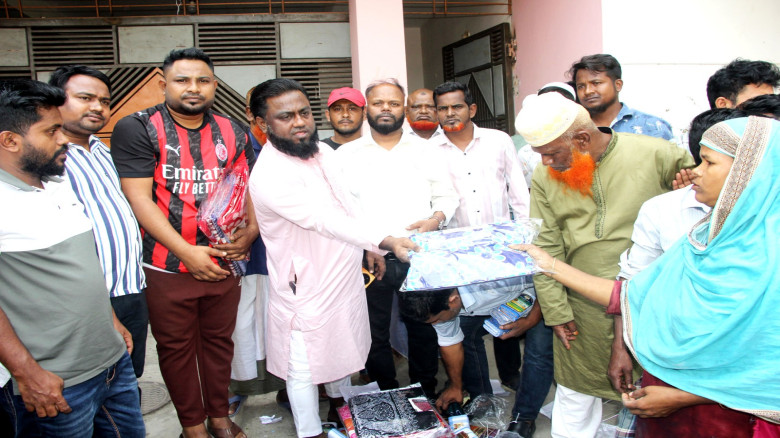 তুরাগে অগ্নিকাণ্ডে ক্ষতিগ্রস্তদের পাশে বিএনপি নেতা চান মিয়া বেপারী