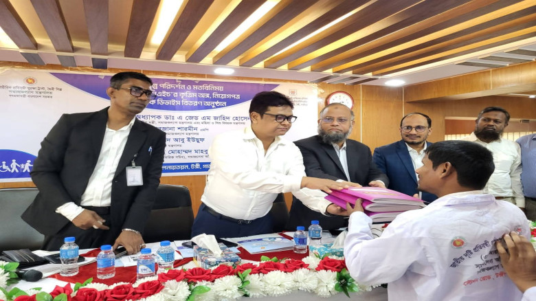 গাজীপুরে প্রতিবন্ধী ব্যক্তিদের কৃত্রিম পা, সাদাছড়ি ও চাকরির 