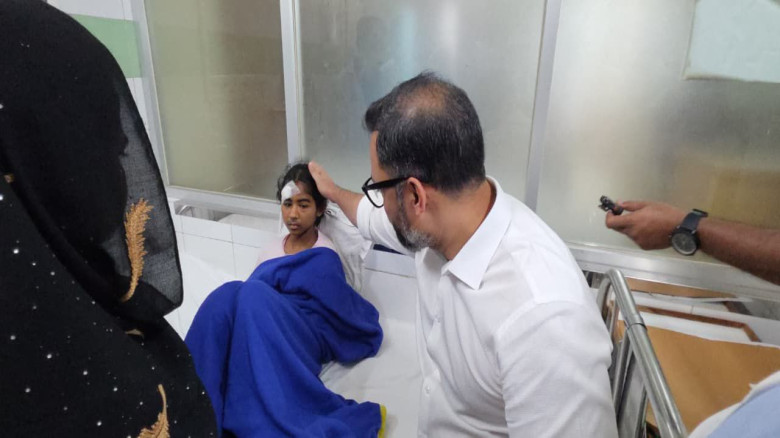 ক্ষুদে ফুটবলার সোহাদার পাশে ক্রীড়া প্রতিমন্ত্রী—চিকিৎসার পূর্ণ দায়িত্ব নিল সরকার