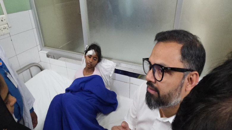 ক্ষুদে ফুটবলার সোহাদার পাশে ক্রীড়া প্রতিমন্ত্রী—চিকিৎসার পূর্ণ দায়িত্ব নিল সরকার