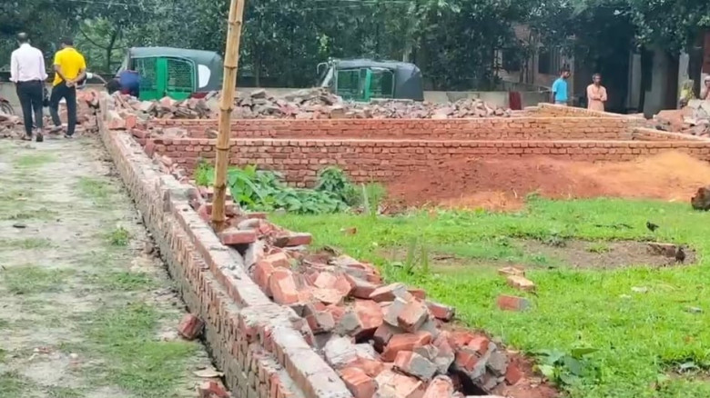 গাজীপুরে বাড়ি ভাঙচুর লুটপাটের অভিযোগ সশস্ত্র সন্ত্রাসীর বিরু