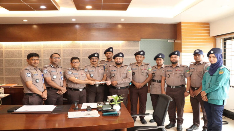 আইন শৃঙ্খলা রক্ষায় বিশেষ অবদান রাখায় পুলিশ কর্মকর্তাদের পুরস