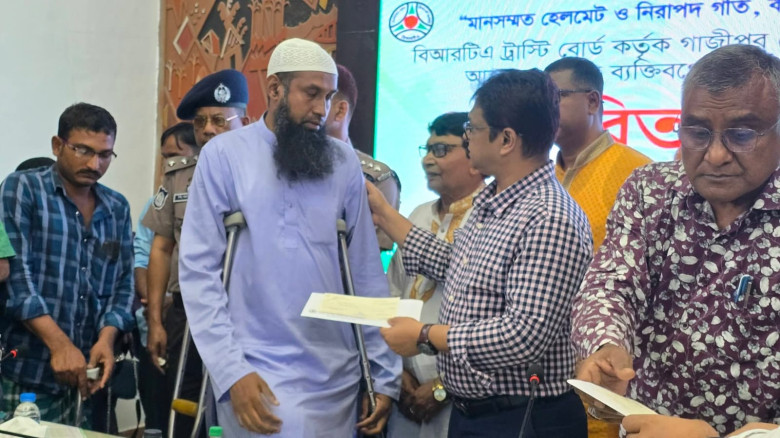 চাকা থামেনি জীবনের গাজীপুরে ২৭টি বিপন্ন পরিবারের মেঘে ঢাকা আ