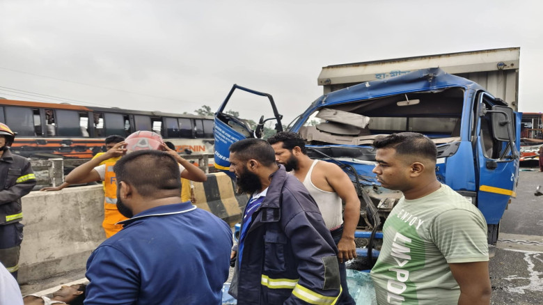 গাজীপুরে কাভার্ডভ্যান-বাস মুখোমুখি সংঘর্ষে একজন নিহত