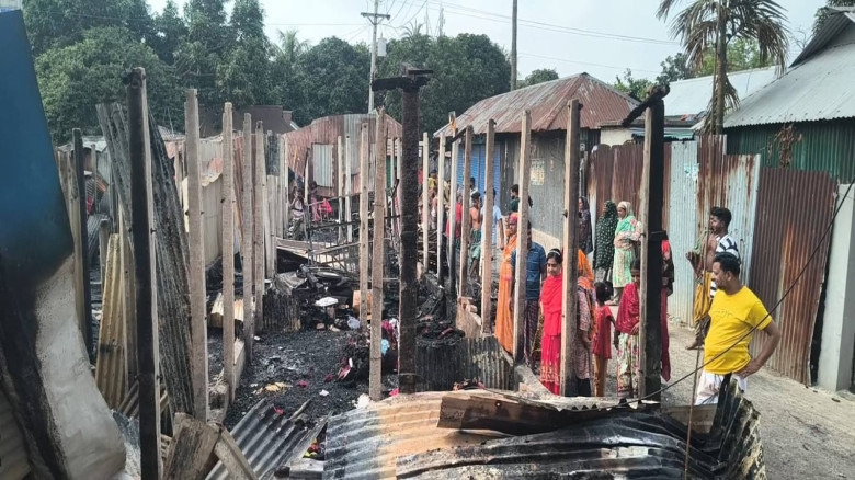 গাজীপুরে ভয়াবহ অগ্নিকাণ্ডে কলোনী পুড়ে ছাই
