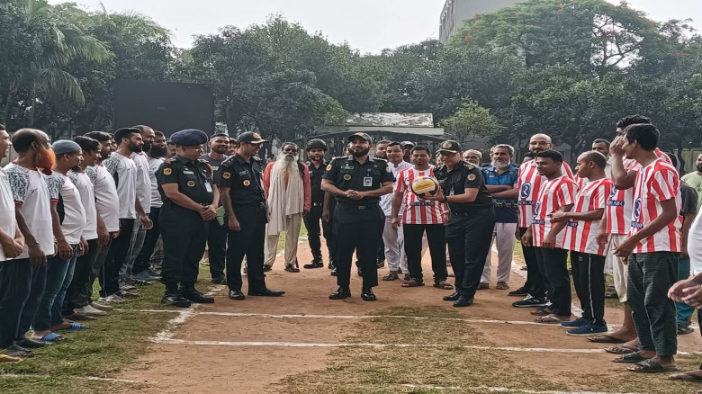 কাশিমপুর কেন্দ্রীয় কারাগারে বন্দিদের প্রীতি ফুটবল ম্যাচ অনুষ