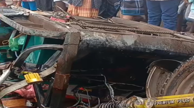 গাজীপুরে বাসের নিচে অটোরিকশা  চাপা পড়ে  দুইজন নিহত , আহত ২