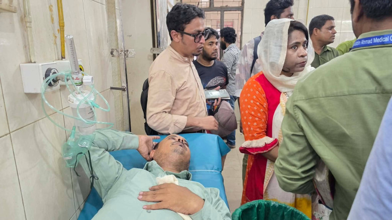 গাজীপুরে পুলিশ বক্সের ভিতরে সাংবাদিকের উপর হামলা