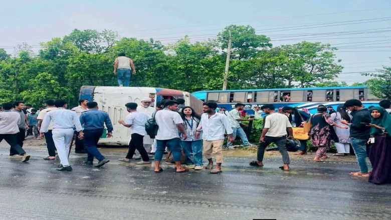 গাজীপুরে উত্তরা ইউনিভার্সিটির বাস উল্টে ২৩ শিক্ষার্থী আহত