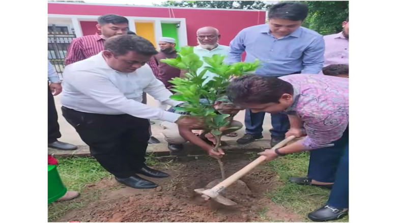 "আমি গেরামের ছেলে, দেন কোদাল দেন"- ডিসি গাজীপুর