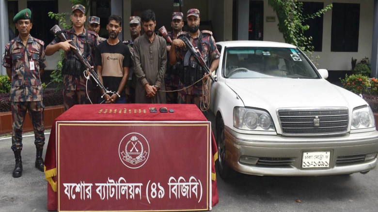 যশোরে ৭ কোটি ৬৮ লাখ টাকার স্বর্ণের বারসহ দুইজন আটক।