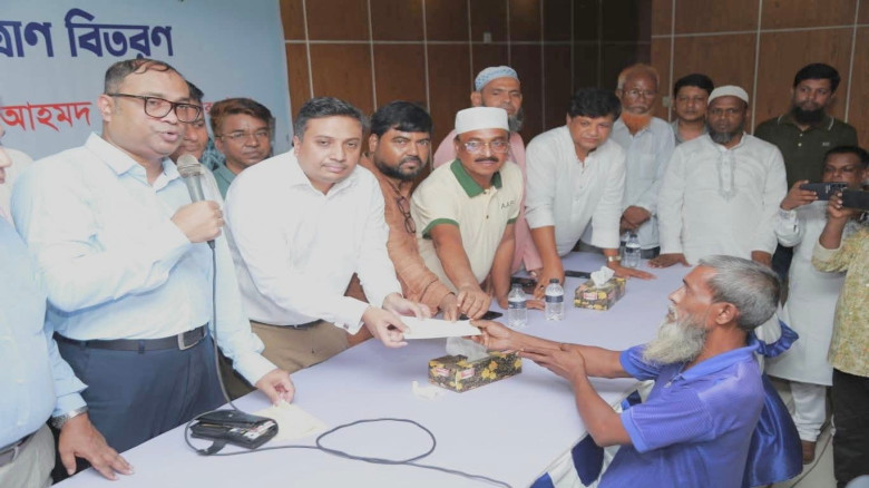 গাজীপুরে ৩৫০ পরিবারকে আর্থিক অনুদান দিলো জেলা পরিষদ