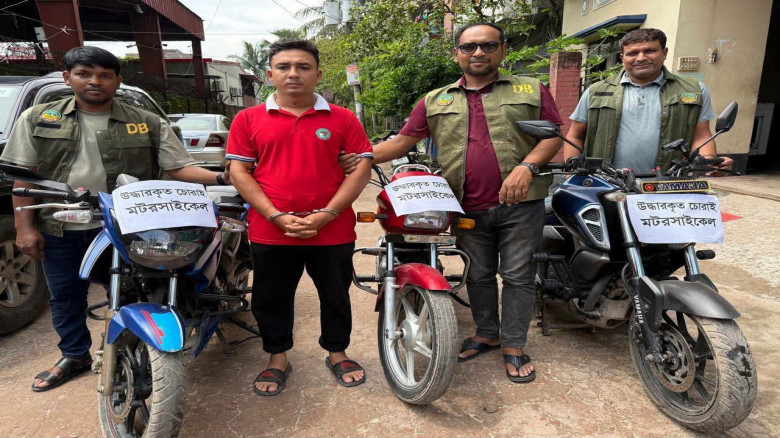 গাজীপুরে চোরাই মোটরসাইকেলসহ বিপুল পরিমাণ জাল সরঞ্জাম উদ্ধার, গ্রেফতার-১