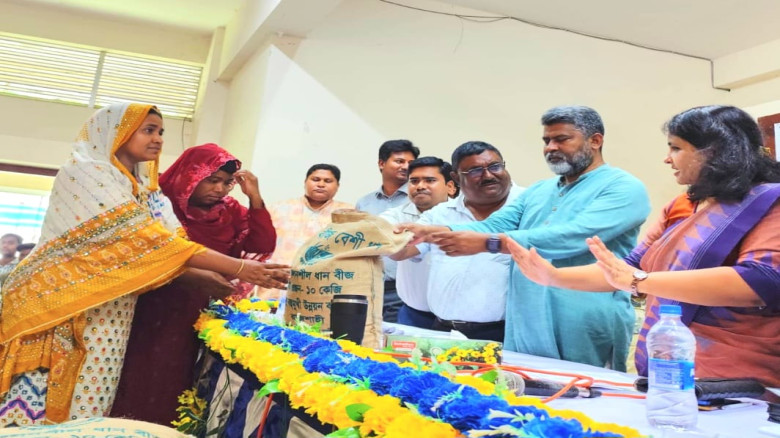 বদলগাছীতে কৃষকের মাঝে বিনামূল্যে বীজ-সার ও কৃষি উপকরণ বিতরণ
