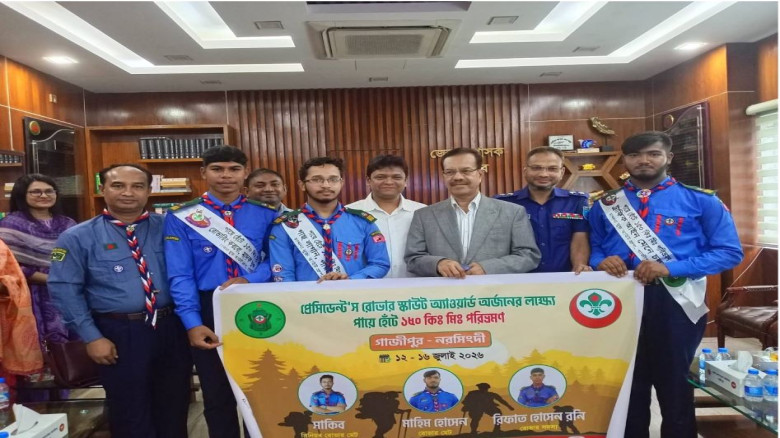 গাজীপুর থেকে তিন রোভার সদস্যের পদযাত্রা শুরু
