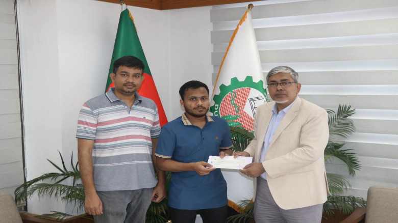 ট্রেন দুর্ঘটনায় পা হারানো ডুয়েট শিক্ষার্থীকে আর্থিক অনুদানের চেক হস্তান্তর