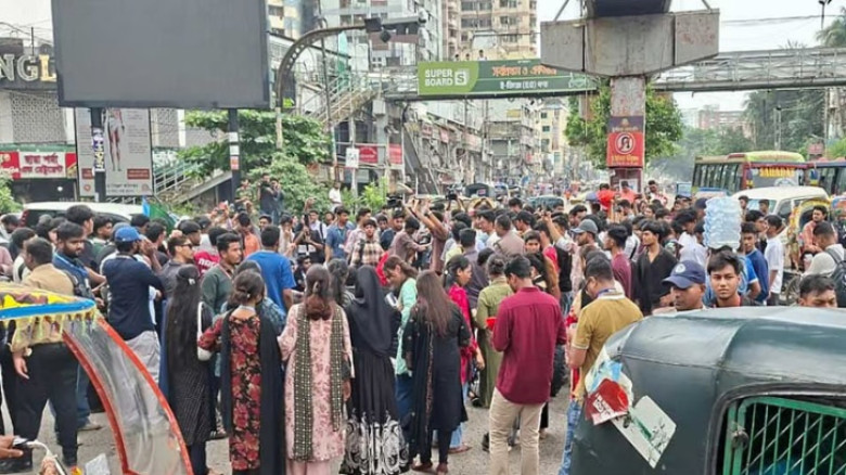 শিক্ষামন্ত্রীর পদত্যাগ দাবিতে উত্তরা ও সাইন্সল্যাবে শিক্ষার্