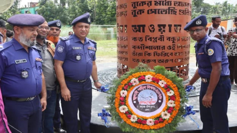 জুলাই শহীদ দিবসে ভোলায় স্মৃতিস্তম্ভে পুলিশ ও প্রশাসনের শ্রদ্