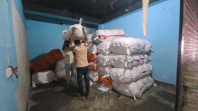 শ্রীপুরে করতোয়া কুরিয়ারে অর্ধ কোটি টাকার অবৈধ ভারতীয় কাপড় জব