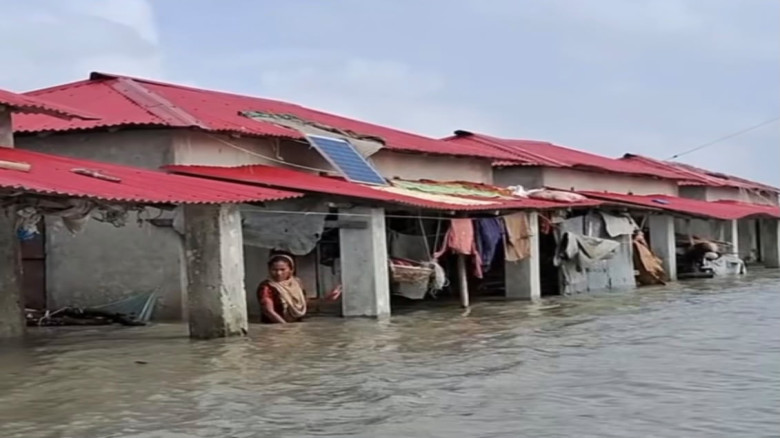 জোয়ারের পানিতে তলিয়ে ভোলার মনপুরা: পানিবন্দি শতাধিক মানুষ,