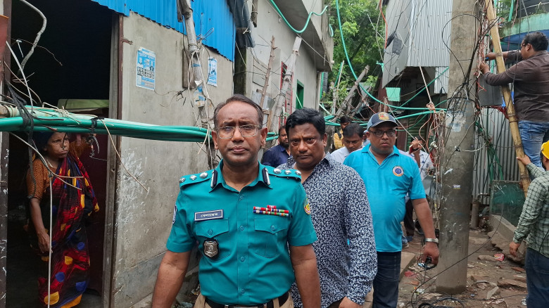 অবৈধ বিদ্যুৎ ও ইন্টারনেট সংযোগ বিচ্ছিন্ন টঙ্গীতে হাজী মাজার বস্তিতে জিএমপি'র অভিযান