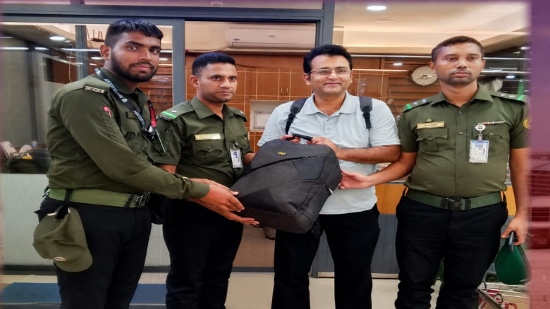 আনসারের দায়িত্বশীল ভূমিকায় বিমানবন্দরে হারানো ব্যাগ ফিরে প