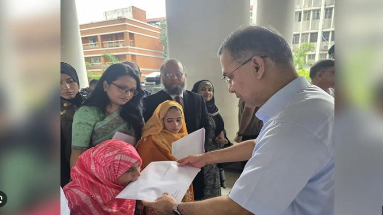 বিশেষ চাহিদাসম্পন্ন ৩ ব্যক্তির হাতে নিয়োগপত্র তুলে দিলেন প্রধানমন্ত্রী...