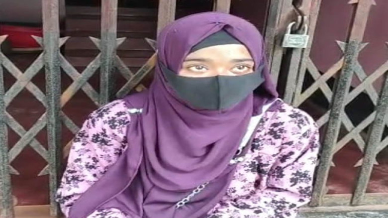 নড়াইলের লোহাগড়ায় স্ত্রীর স্বীকৃতির দাবিতে বিষের বোতল হাতে স্বামীর বাড়িতে তরুণীর অনশন