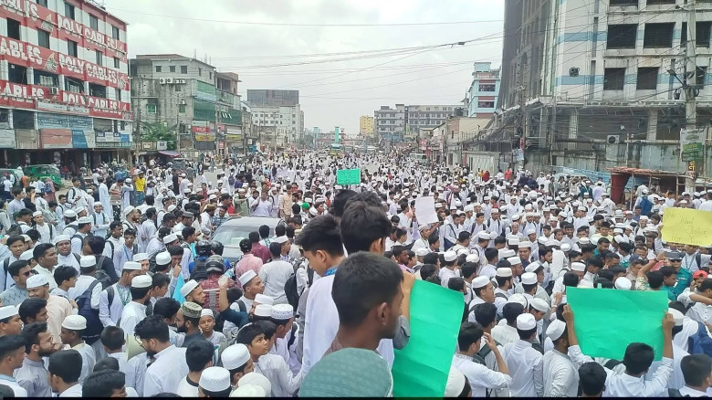 ফুটওভার ব্রিজ নির্মাণের দাবিতে টঙ্গীতে মহাসড়ক অবরোধ