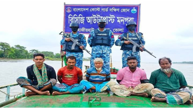 ভোলায় কোস্ট গার্ডের অভিযানে ড্রেজার ও বাল্কহেডসহ ৫ বালু উত্তোলনকারী আটক