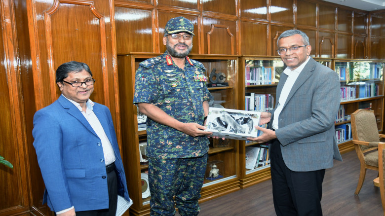 বাংলাদেশ ব্যাংকের গভর্নরের সঙ্গে আনসার-ভিডিপি উন্নয়ন ব্যাংকে