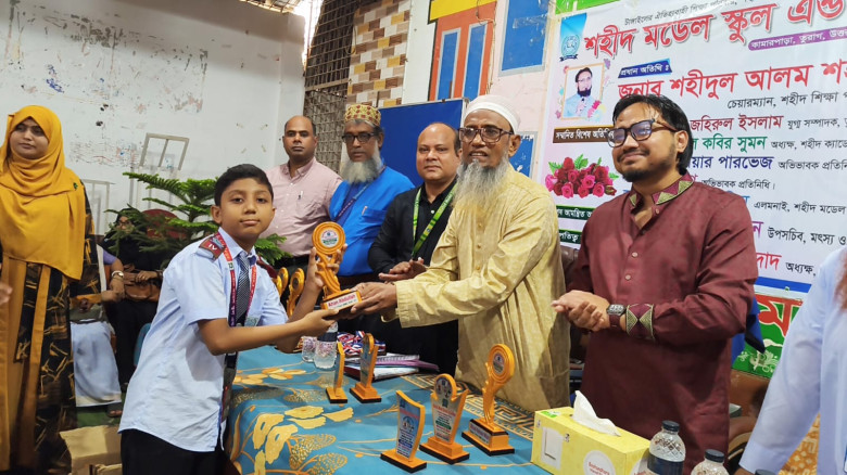 শহীদ মেধাবৃত্তি ও অর্ধবার্ষিক পরীক্ষায় কৃতী শিক্ষার্থীদের পু