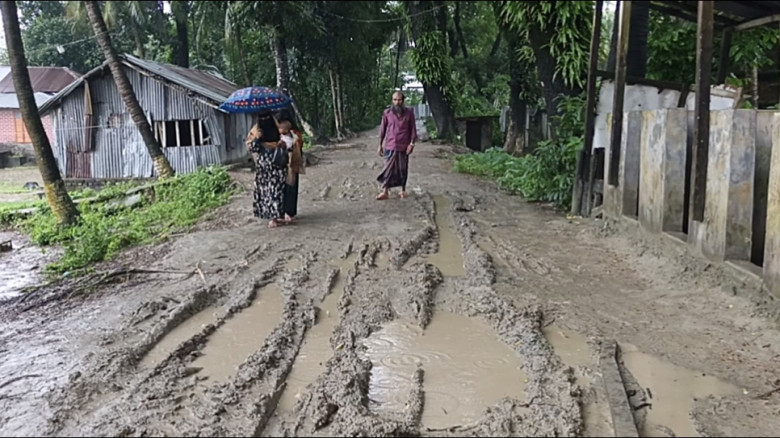 চরফ্যাশনে ৪০ বছরেও পাকা হয়নি দেড় কিলোমিটার রাস্তা মানুষের  দ