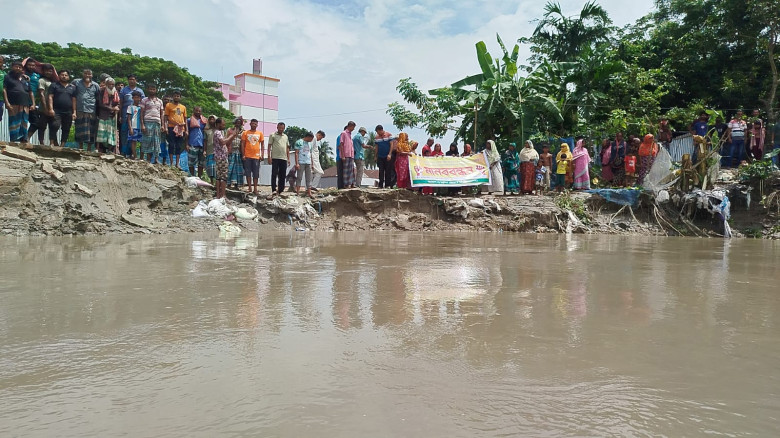 নড়াইলের বড়দিয়ায় নদীভাঙন রোধে ব্যবসায়ী ও এলাকাবাসীর মানববন্ধন