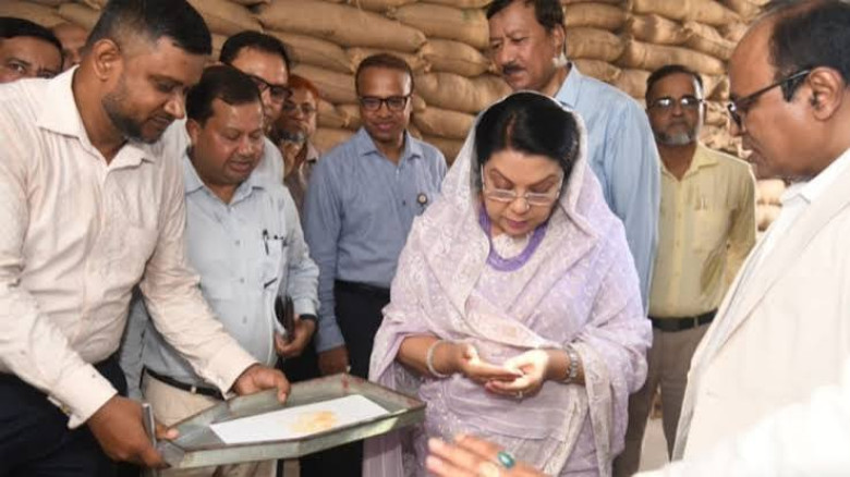 রাজধানীর তেজগাঁও সিএসডিতে খাদ্যমন্ত্রীর আকস্মিক পরিদর্শন, গুদামে গুদামে দেখলেন চাল-আটার মান