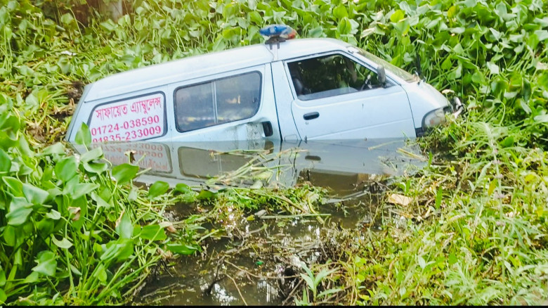 কেরামতগঞ্জে লাশবাহী অ্যাম্বুলেন্স ভয়াবহ দুর্ঘটনার কবলে