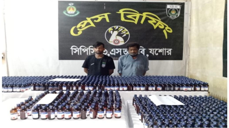 যশোরে কাভার্ড ভ্যান থেকে উদ্ধার হলো ২২৫৭ বোতল ভারতীয় সিরাপ, 