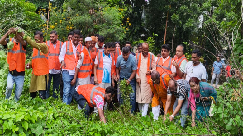 উত্তরায় ডেঙ্গু প্রতিরোধে লেক ও নালা পরিষ্কার করল বিএনপি