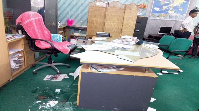 বন্দরে ছাত্র-অভিভাবক লাঞ্ছনার জেরে অধ্যক্ষের কক্ষ ও মাদরাসা 