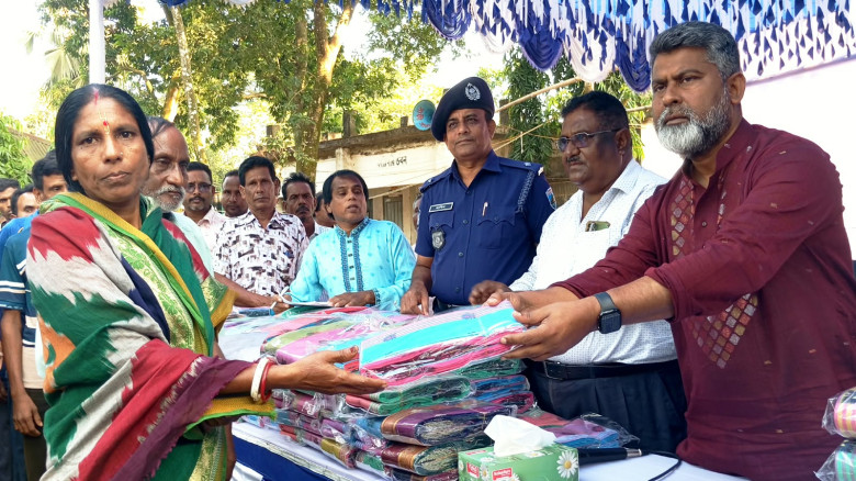 বদলগাছীতে সনাতন ধর্মাবলম্বীদের মাঝে এমপির বস্ত্র বিতরণ